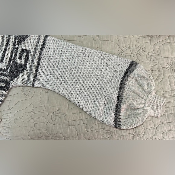 NEW Jen’s Pirate Beauty Dali Sweater 100% Polyester cream black gray pink - Picture 5 of 11